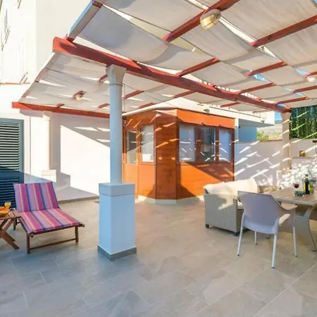 Apartment Nika Solitudo *