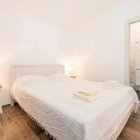 Apartment Nika Solitudo *